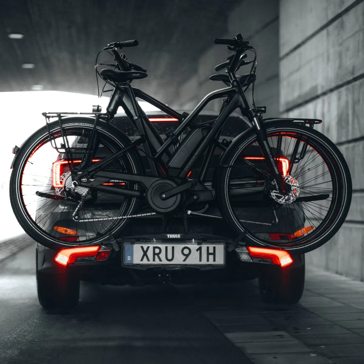 Thule Epos 2 with Lights Foldable Hitch Platform Bike Rack - Image 10