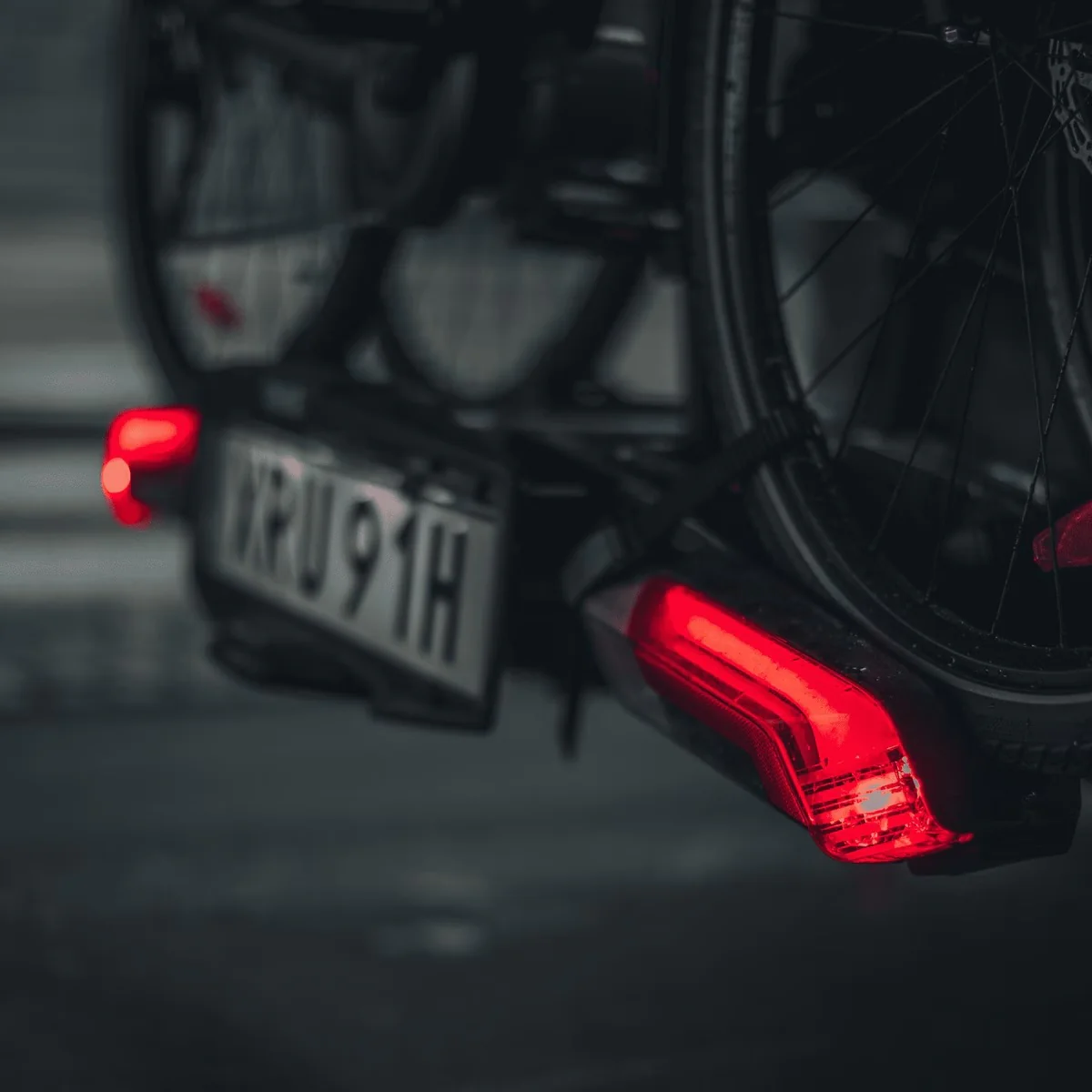 Thule Epos 2 with Lights Foldable Hitch Platform Bike Rack - Image 4