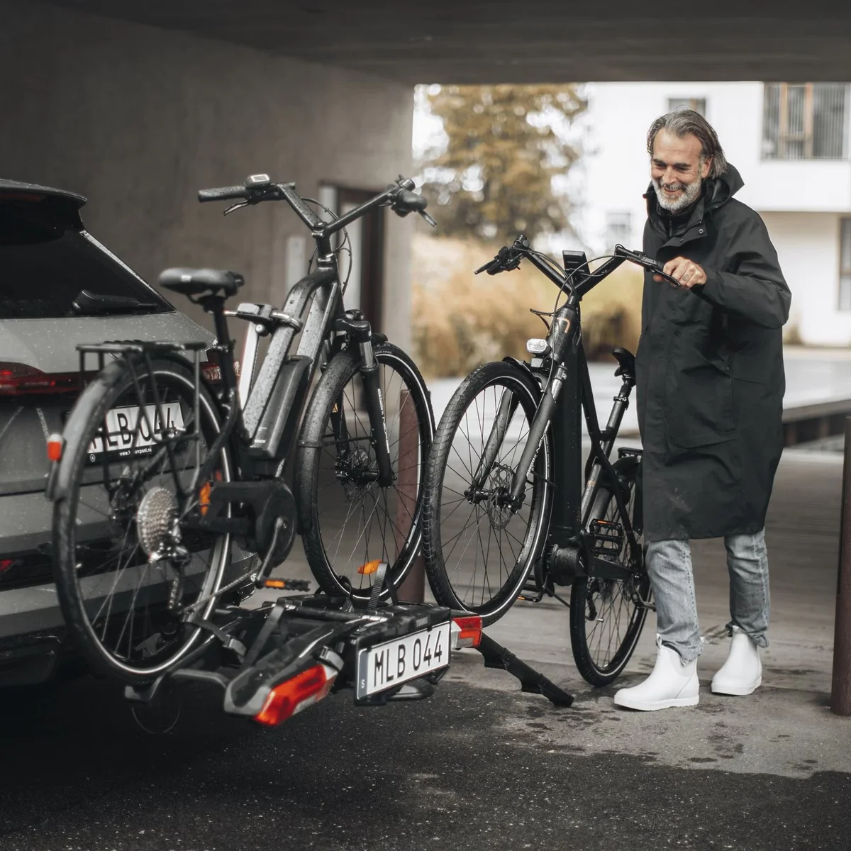 Thule Epos 2 with Lights Foldable Hitch Platform Bike Rack - Image 7