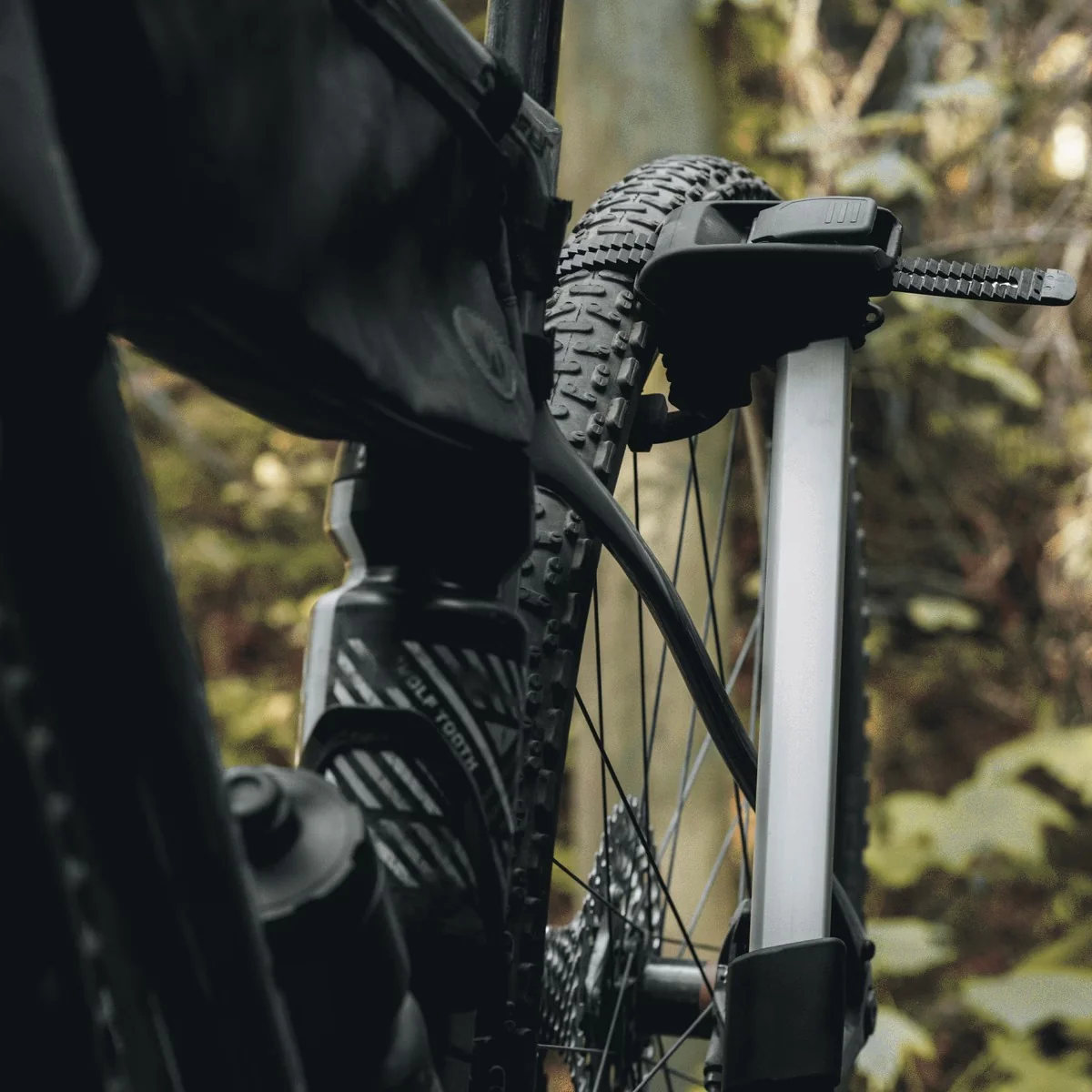 Thule Epos 2 with Lights Foldable Hitch Platform Bike Rack - Image 9