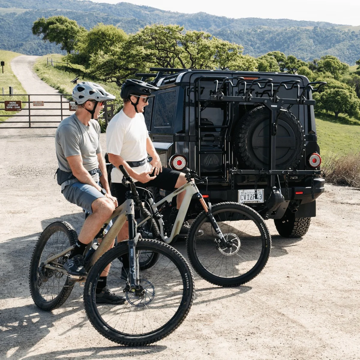 Thule ReVert 4-Bike Hitch Mounted Bike Rack - Image 9